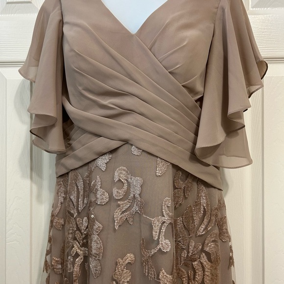 A-line V-Neck Floor-Length Lace Sequin Mother of the Bride Dress Taupe. - Picture 3 of 16